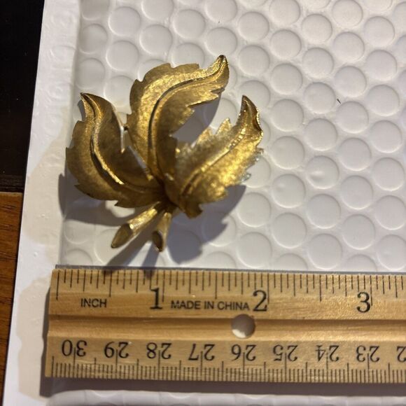Vintage Signed BSK Brooch Pin Triple Leaf Gold Tone Textured 2-1/4" Statement - Picture 1 of 7